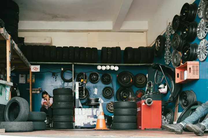 Sfeerbeeld van bandenopslag in een garage
