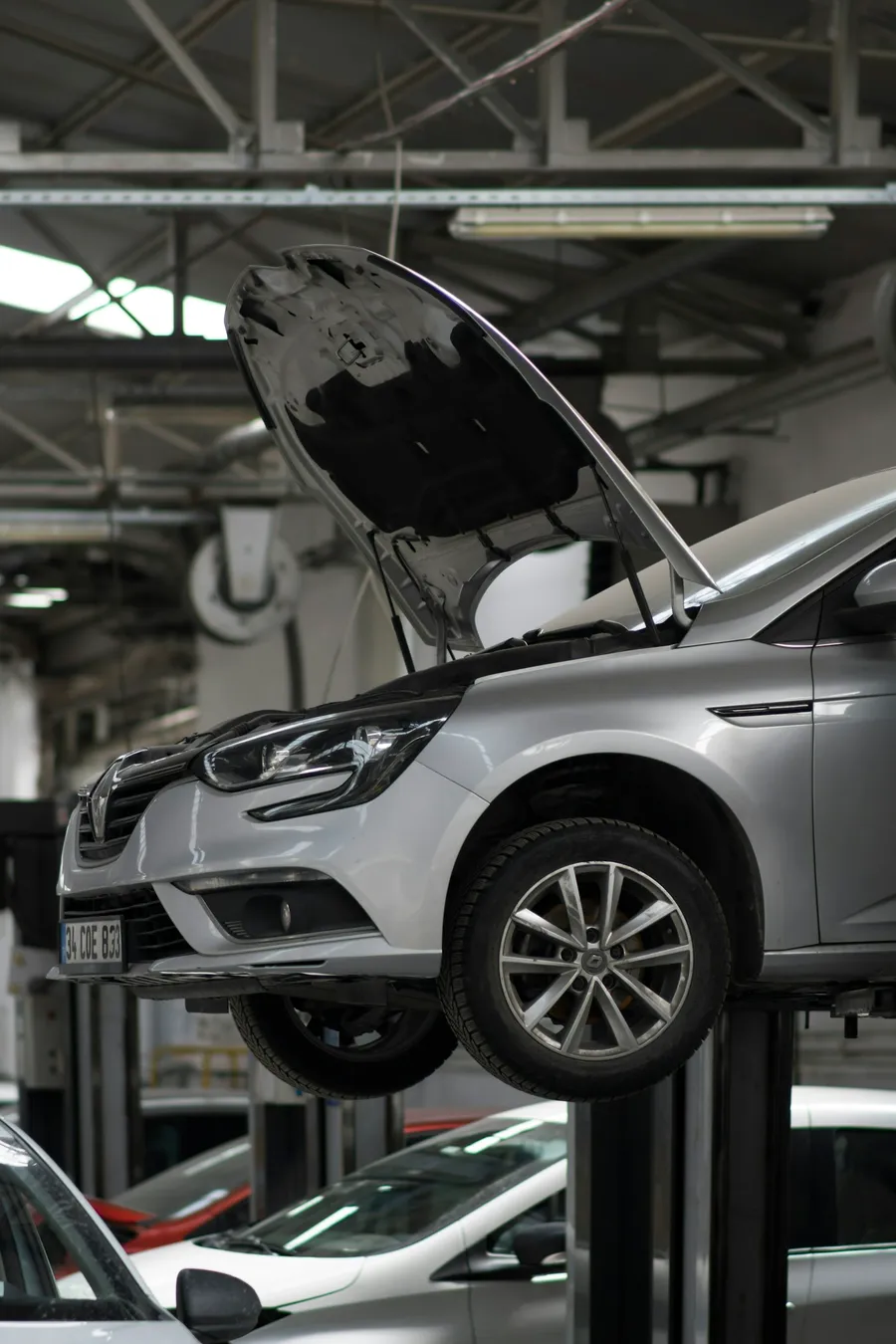 Sfeerbeeld van schadeherstel in een carrosseriewerkplaats